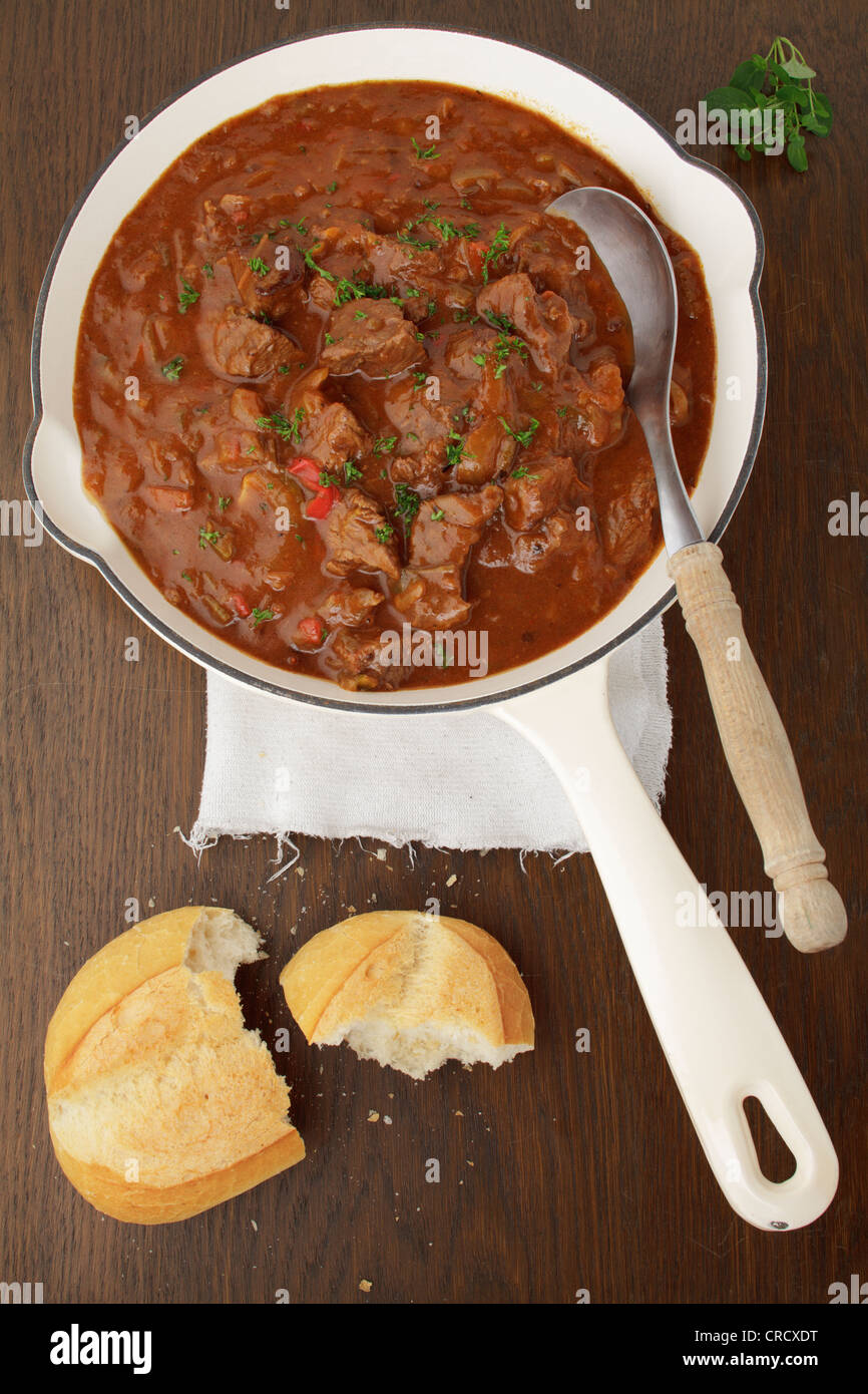 Gulasch di manzo con bun Foto Stock