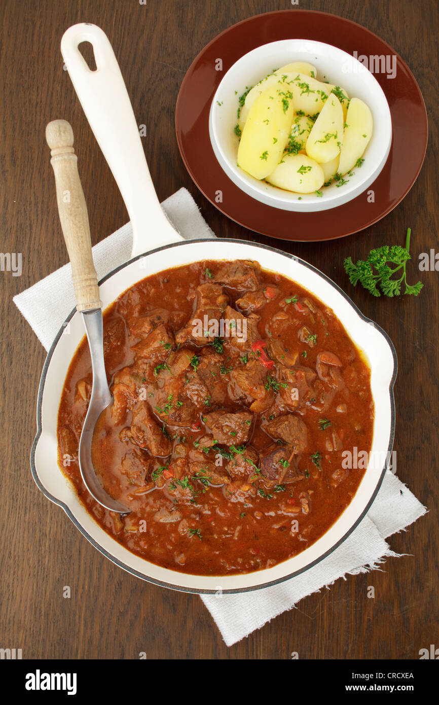 Gulasch di manzo con patate bollite Foto Stock