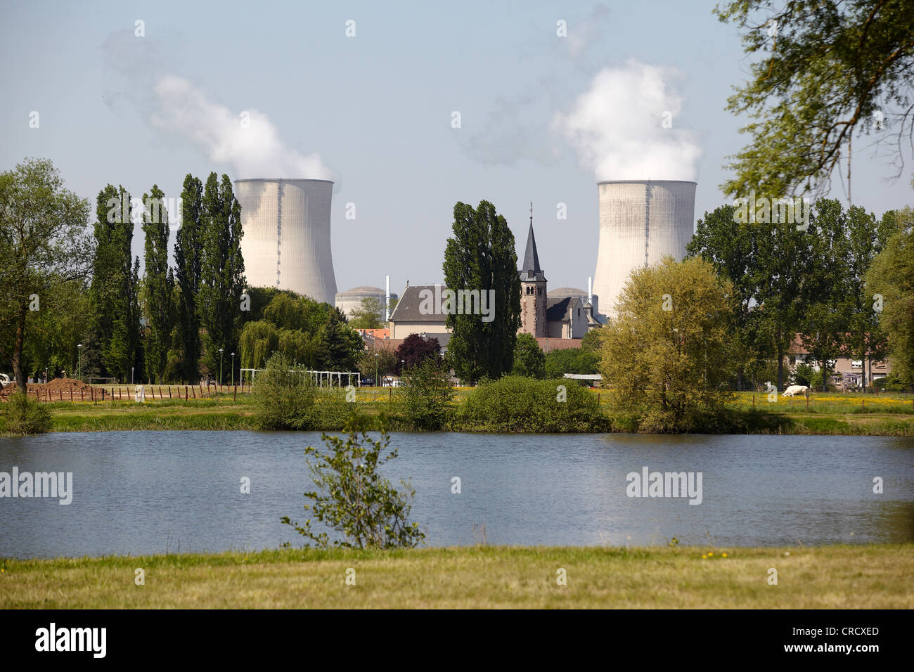 Due torri di raffreddamento della centrale nucleare francese impianto la chiesa di piedi tra le torri di raffreddamento, regione Lorena Foto Stock