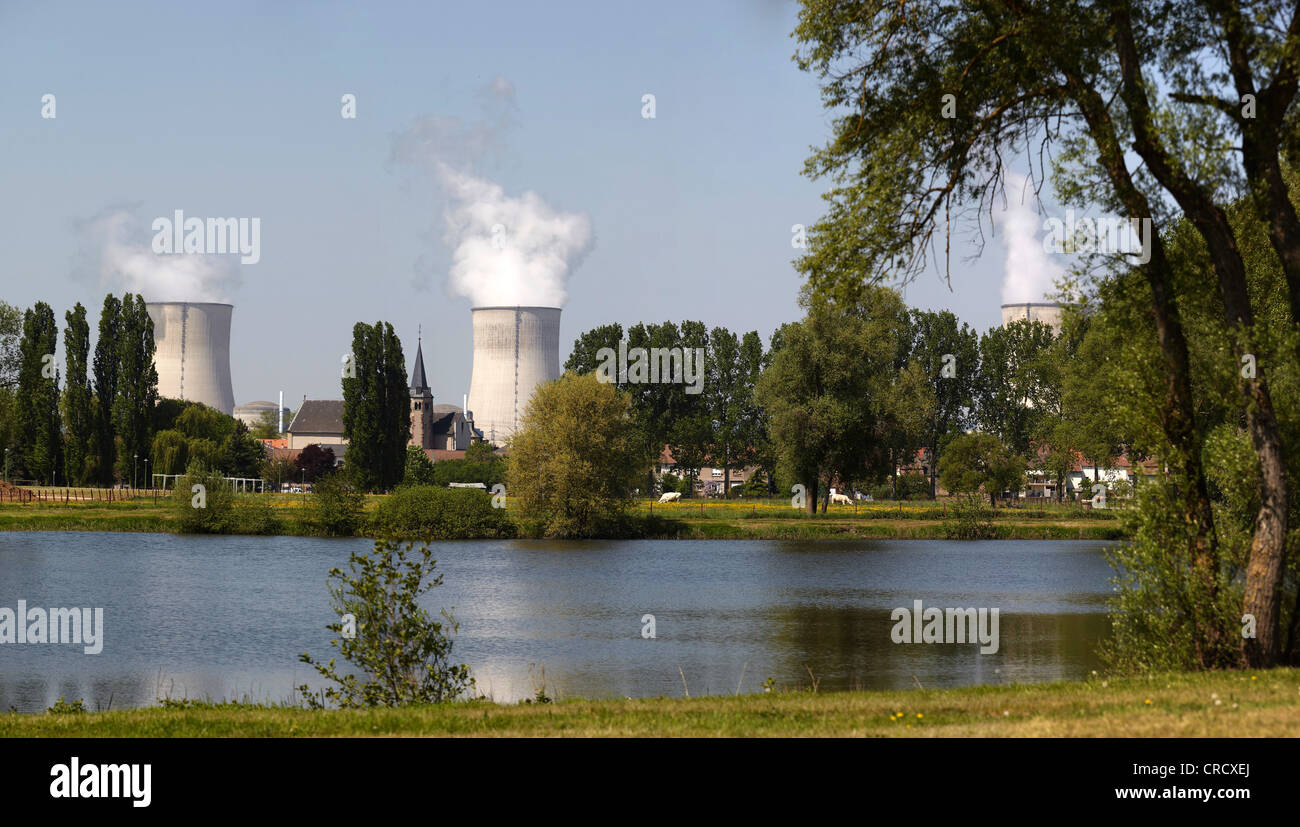 Due torri di raffreddamento della centrale nucleare francese impianto la chiesa di piedi tra le torri di raffreddamento, regione Lorena Foto Stock