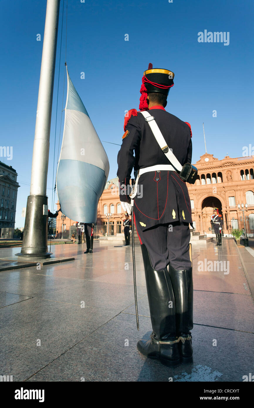Soldati di innalzare la bandiera a Buenos Aires in Argentina. Foto Stock