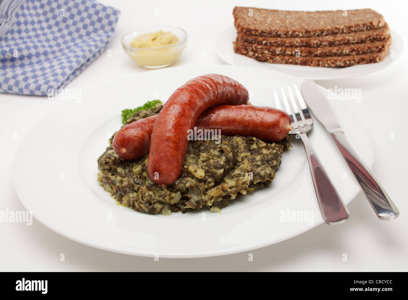 Mettwurst salsicce affumicate su cavolo verde con senape e pane Foto Stock