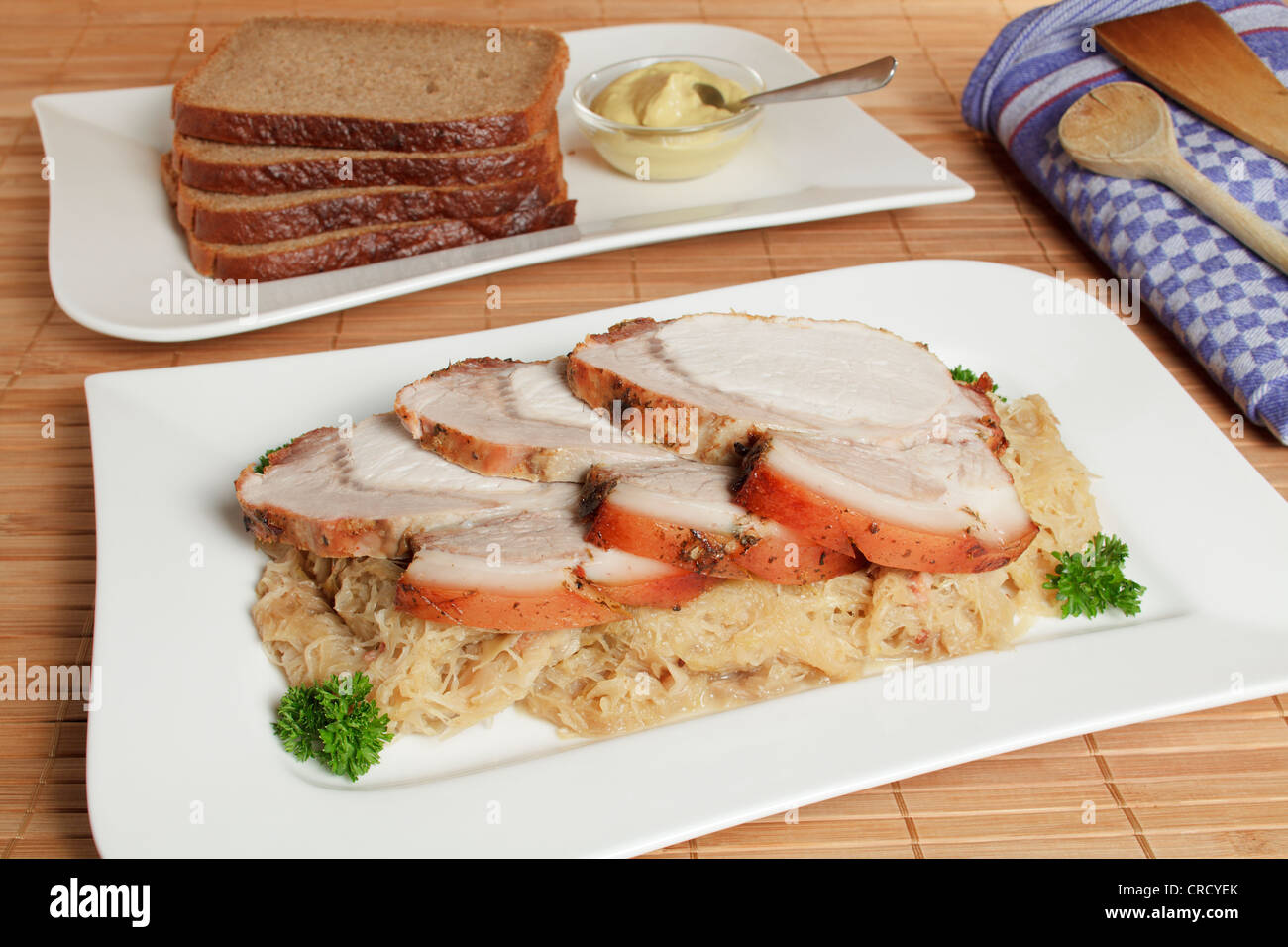 Pepe-crosta di arrosto di maiale con crauti, Paderborn pane marrone e senape Foto Stock