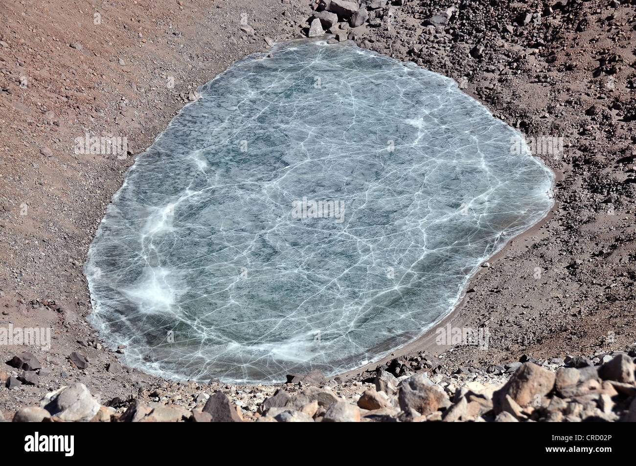 Congelati il cratere del lago nel cratere del vulcano Licancabur di, con circa 5800m di altitudine, il lago più alto del mondo, altiplano Foto Stock