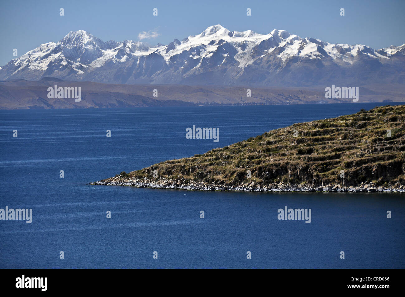Vista dalla Isla del Sol, isola del sole nel lago Titicaca verso le montagne delle Ande, Copacabana, Bolivia, SUD AMERICA Foto Stock