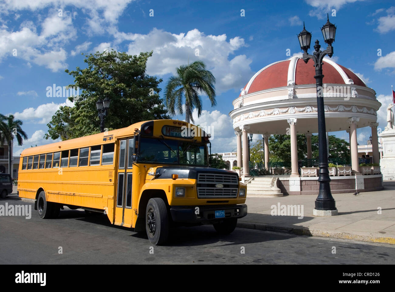 Il bus di fronte al Pavillon Glorieta al Parque Jose Marti, Cuba, il Mare dei Caraibi, Cienfuegos Foto Stock