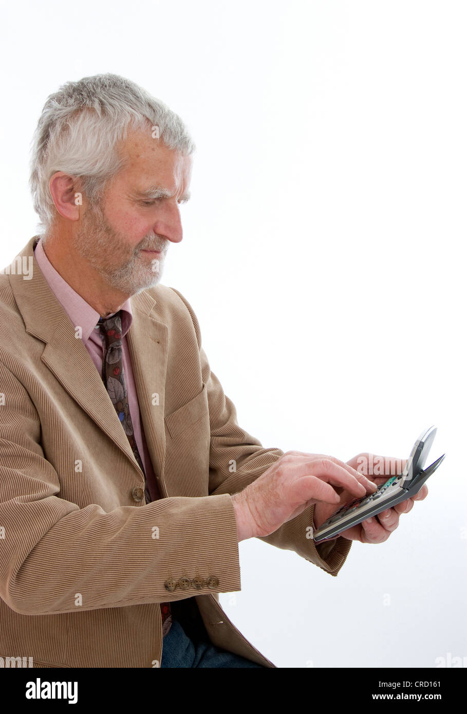 Anziani imprenditore con calcolatrice tascabile Foto Stock