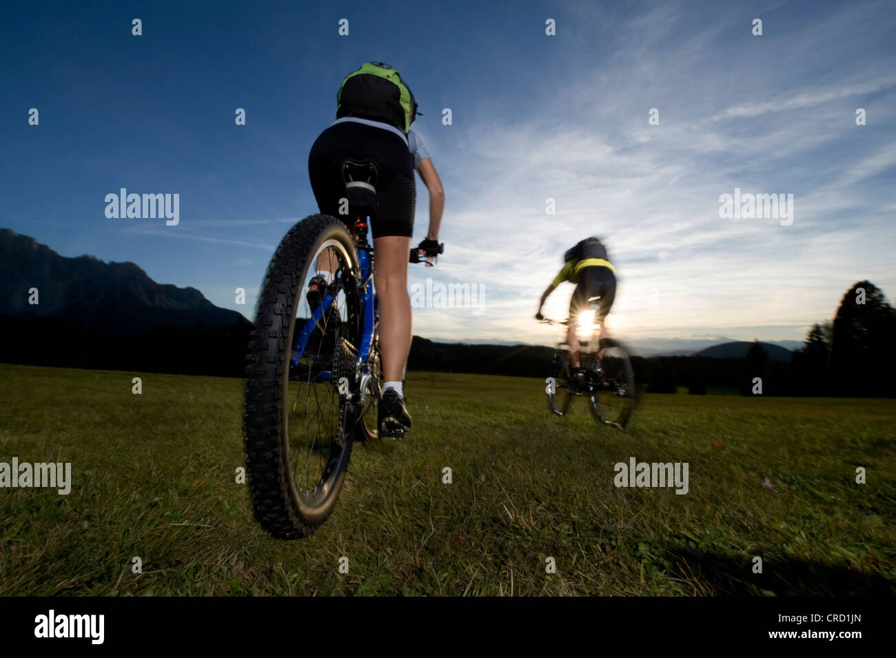 Due mountain bike nelle Dolomiti, Alto Adige, Italia Foto Stock