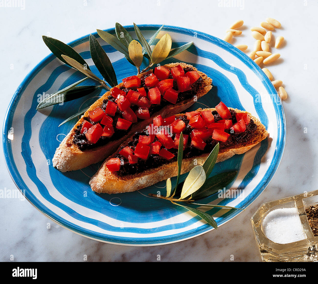 Crostini d'oliva calabresi con crema d'oliva, antipasto caldo, Italia. Foto Stock