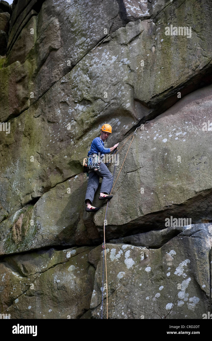 Rocciatore sul crack a Cratcliffe rocce del Peak District, Derbyshire, Regno Unito Foto Stock