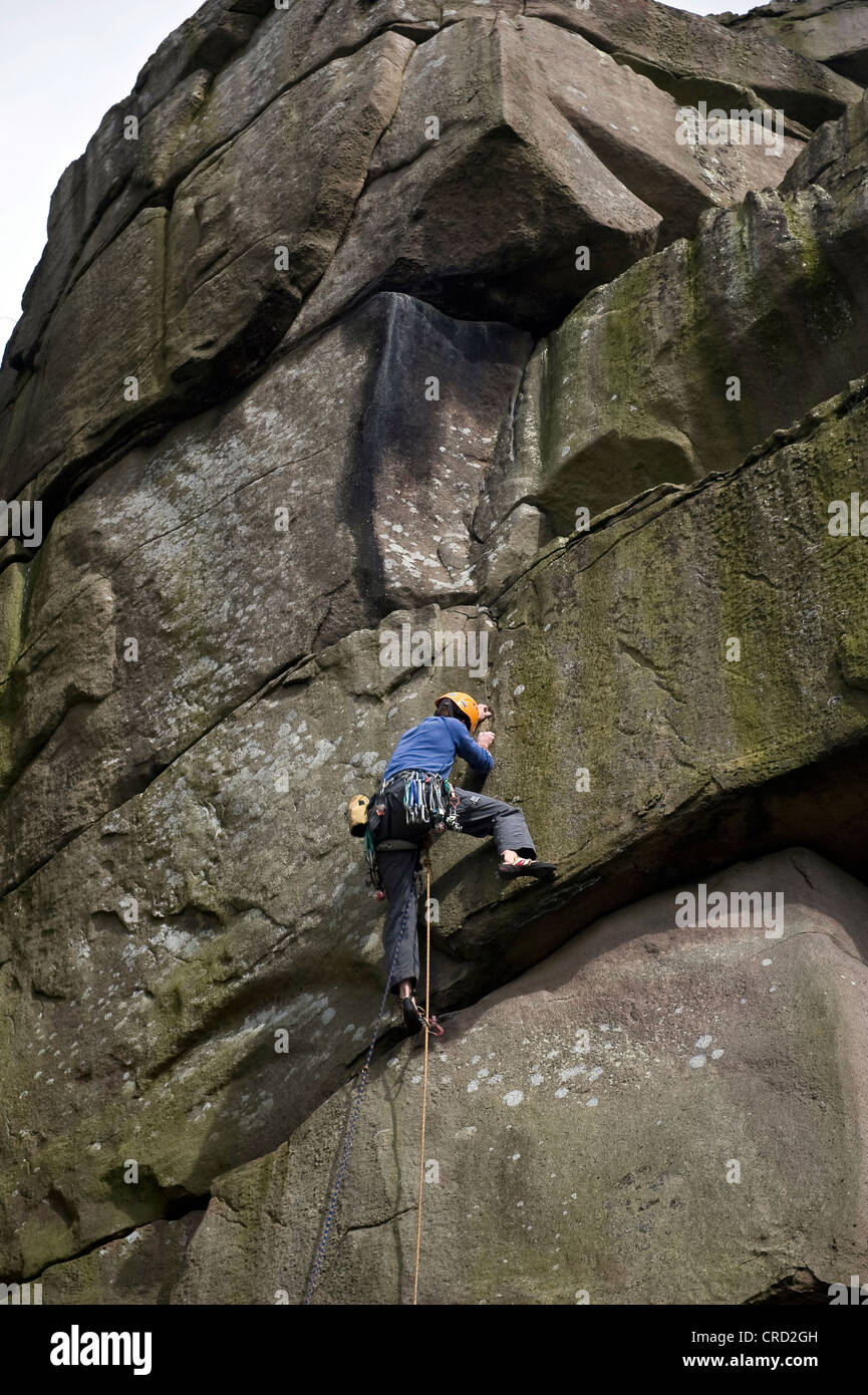 Rocciatore sul crack a Cratcliffe rocce del Peak District, Derbyshire, Regno Unito Foto Stock