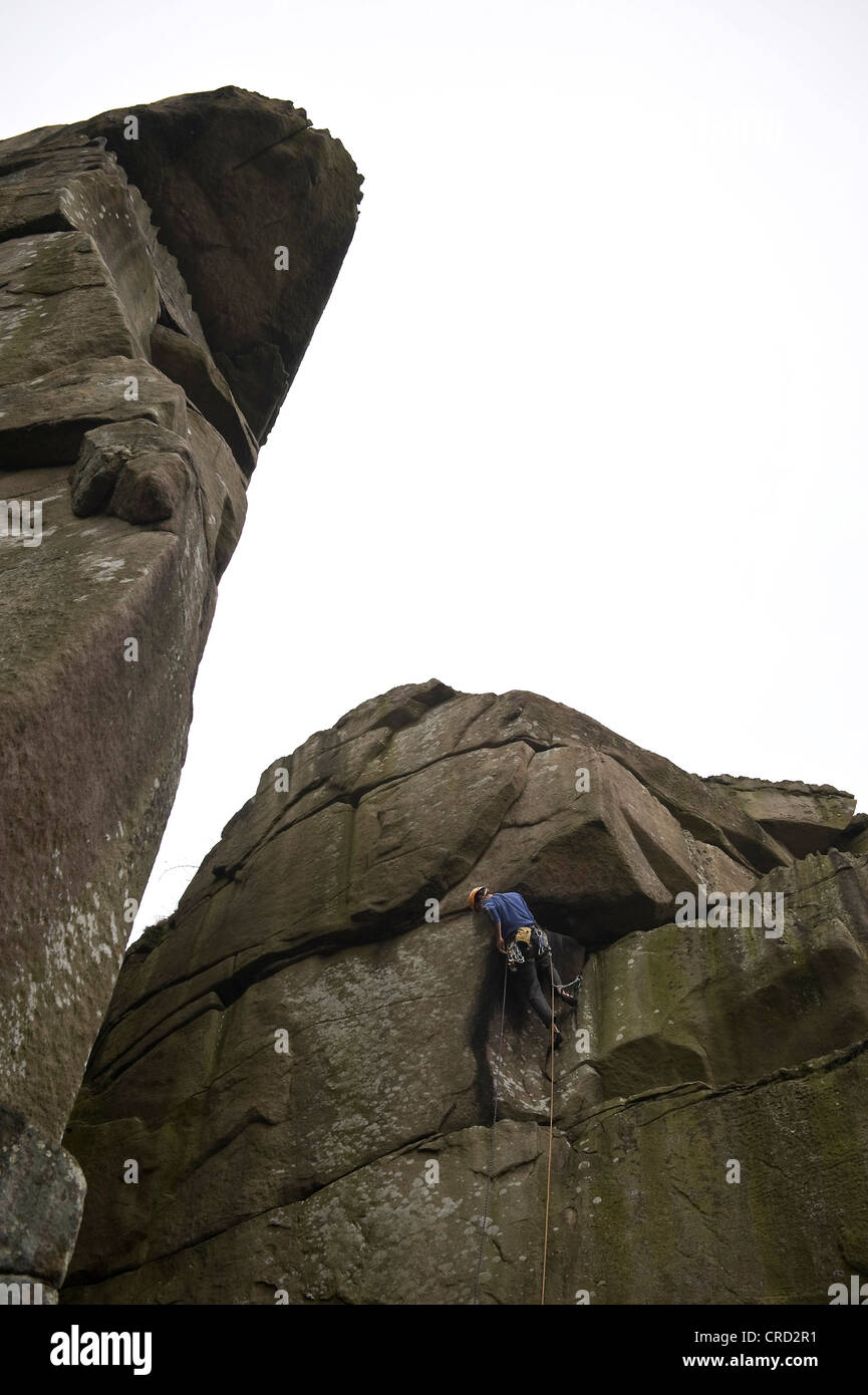 Rocciatore sul crack a Cratcliffe rocce del Peak District, Derbyshire, Regno Unito Foto Stock