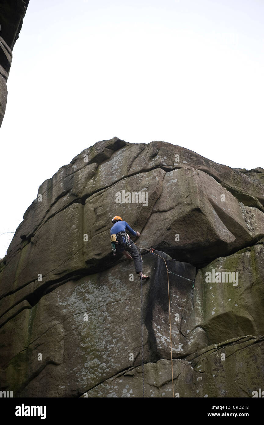Rocciatore sul crack a Cratcliffe rocce del Peak District, Derbyshire, Regno Unito Foto Stock