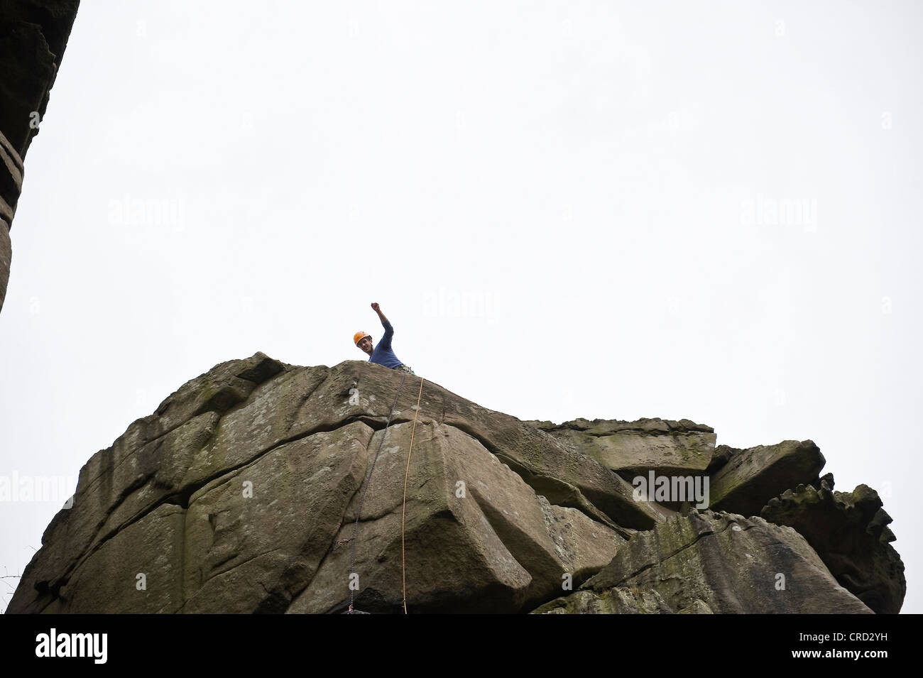 Rocciatore sul crack a Cratcliffe rocce del Peak District, Derbyshire, Regno Unito Foto Stock