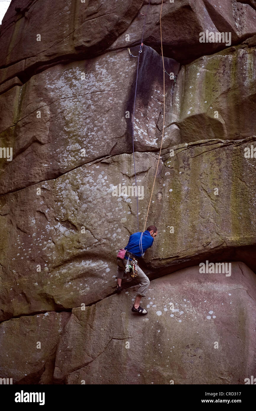 Rocciatore sul crack a Cratcliffe rocce del Peak District, Derbyshire, Regno Unito Foto Stock
