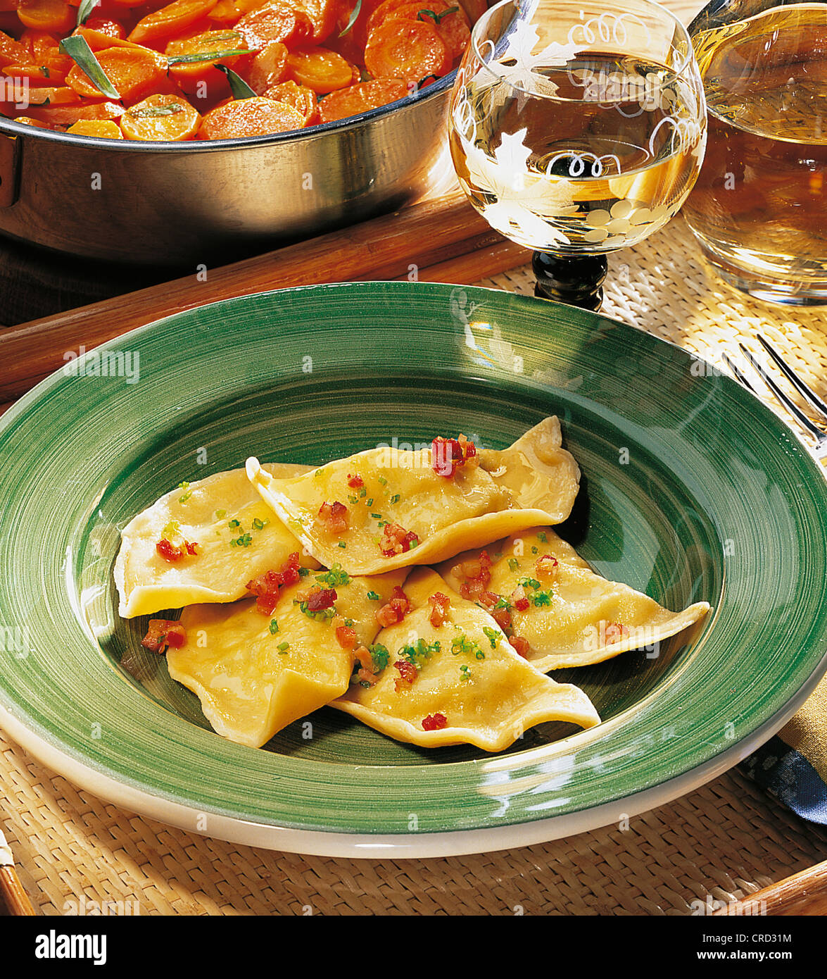 Della Carinzia la pasta di formaggio, delicati pacchi di pasta con ripieno di patate, formaggio ed erbe fresche, fritte con pancetta, Austria Foto Stock