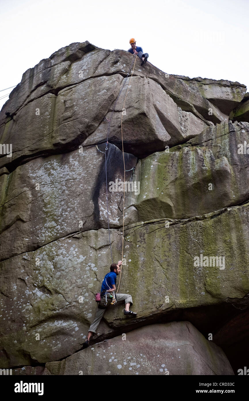 Rocciatore sul crack a Cratcliffe rocce del Peak District, Derbyshire, Regno Unito Foto Stock