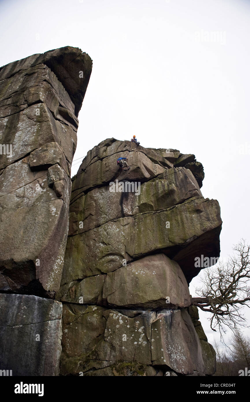 Rocciatore sul crack a Cratcliffe rocce del Peak District, Derbyshire, Regno Unito Foto Stock