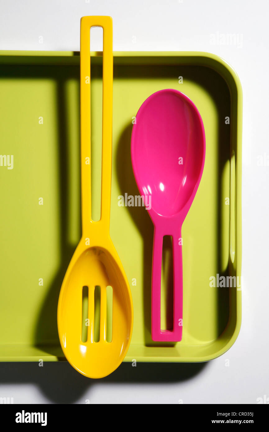 Due cucchiai di plastica sul vassoio di plastica Foto Stock