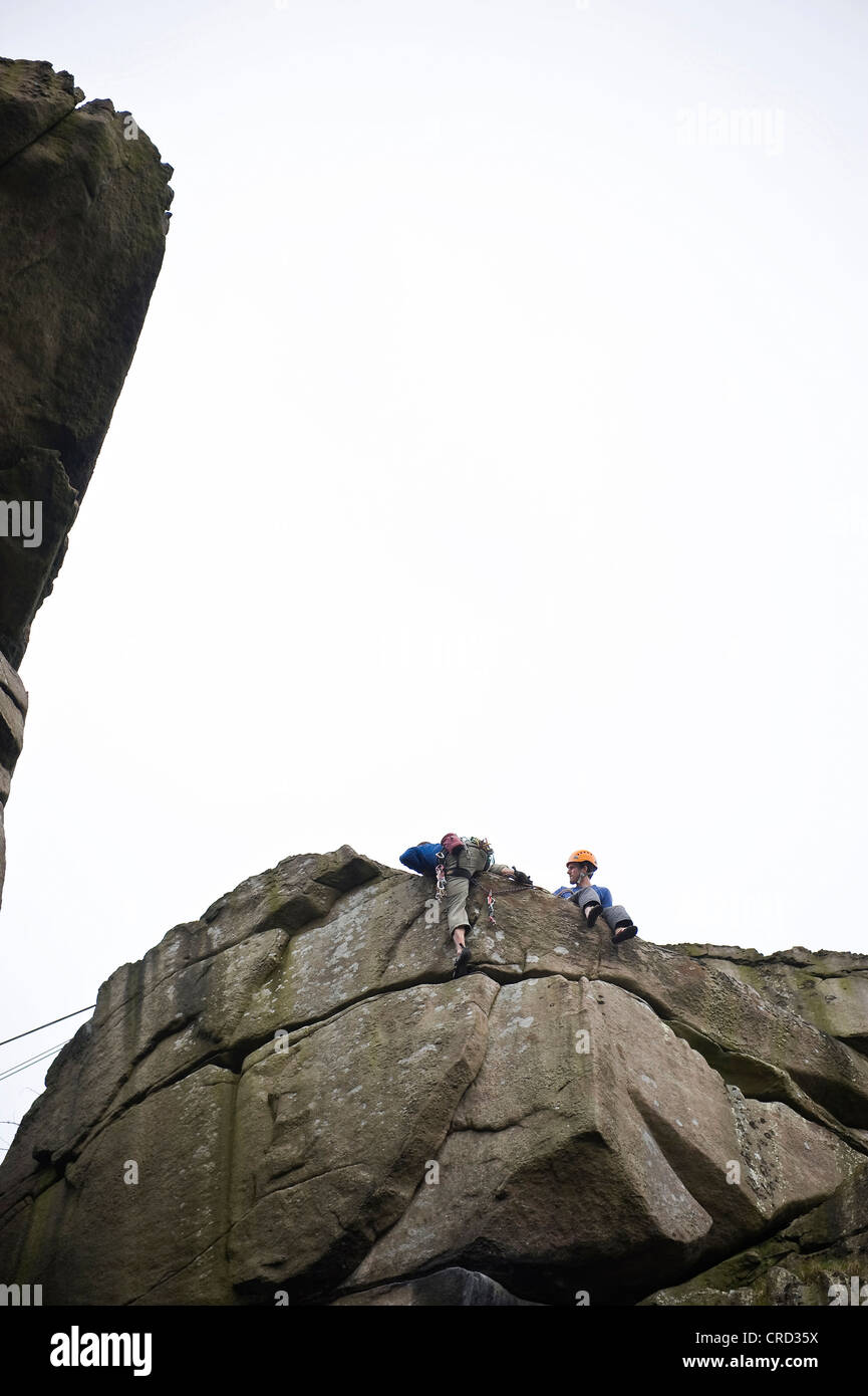 Rocciatore sul crack a Cratcliffe rocce del Peak District, Derbyshire, Regno Unito Foto Stock