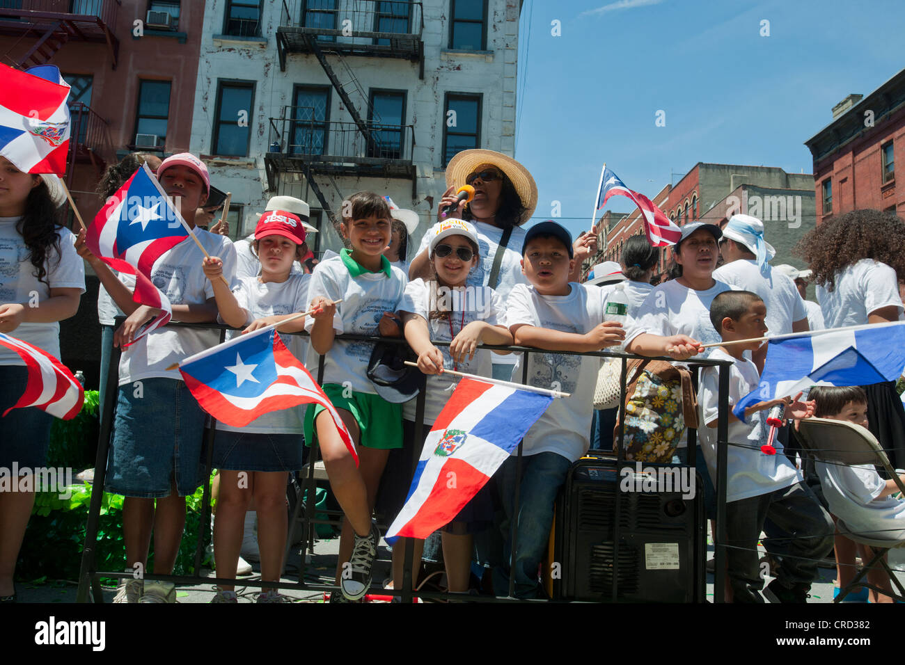 I membri delle congregazioni pentecostale da New York e la comunità circostante nei bambini evangelici's Parade Foto Stock