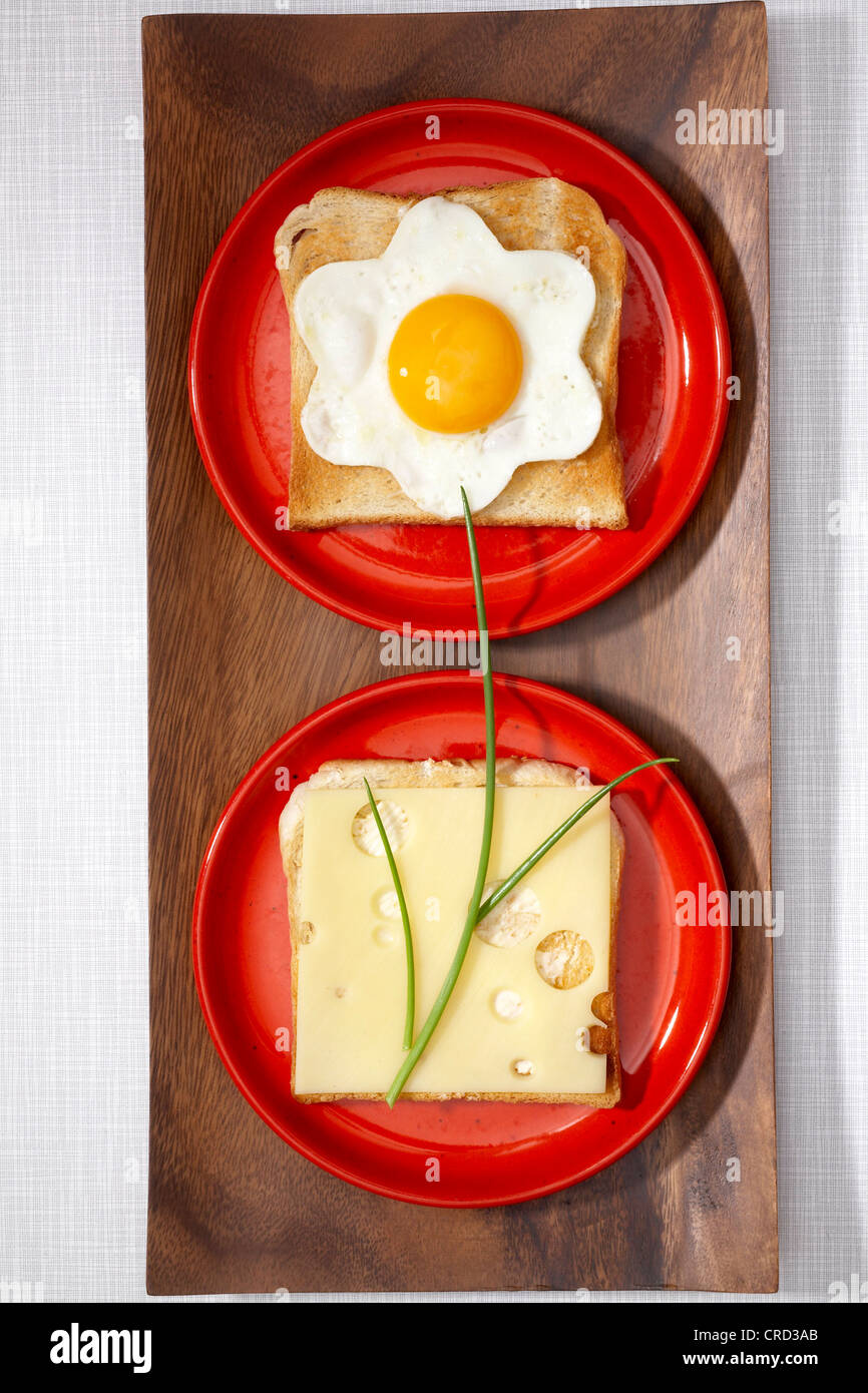 Toast con formaggio e uova fritte Foto Stock