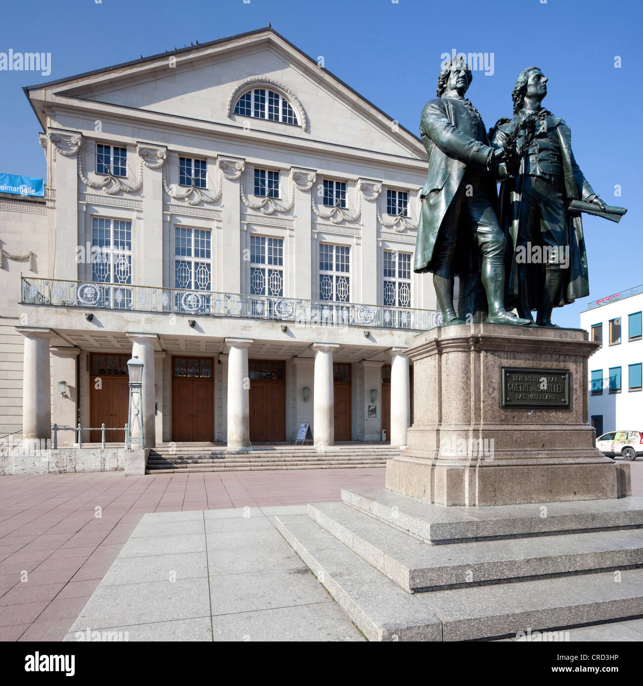 Deutsches Nationaltheater, German National Theatre con Goethe-Schiller monumento, Weimar, Turingia, PublicGround Foto Stock