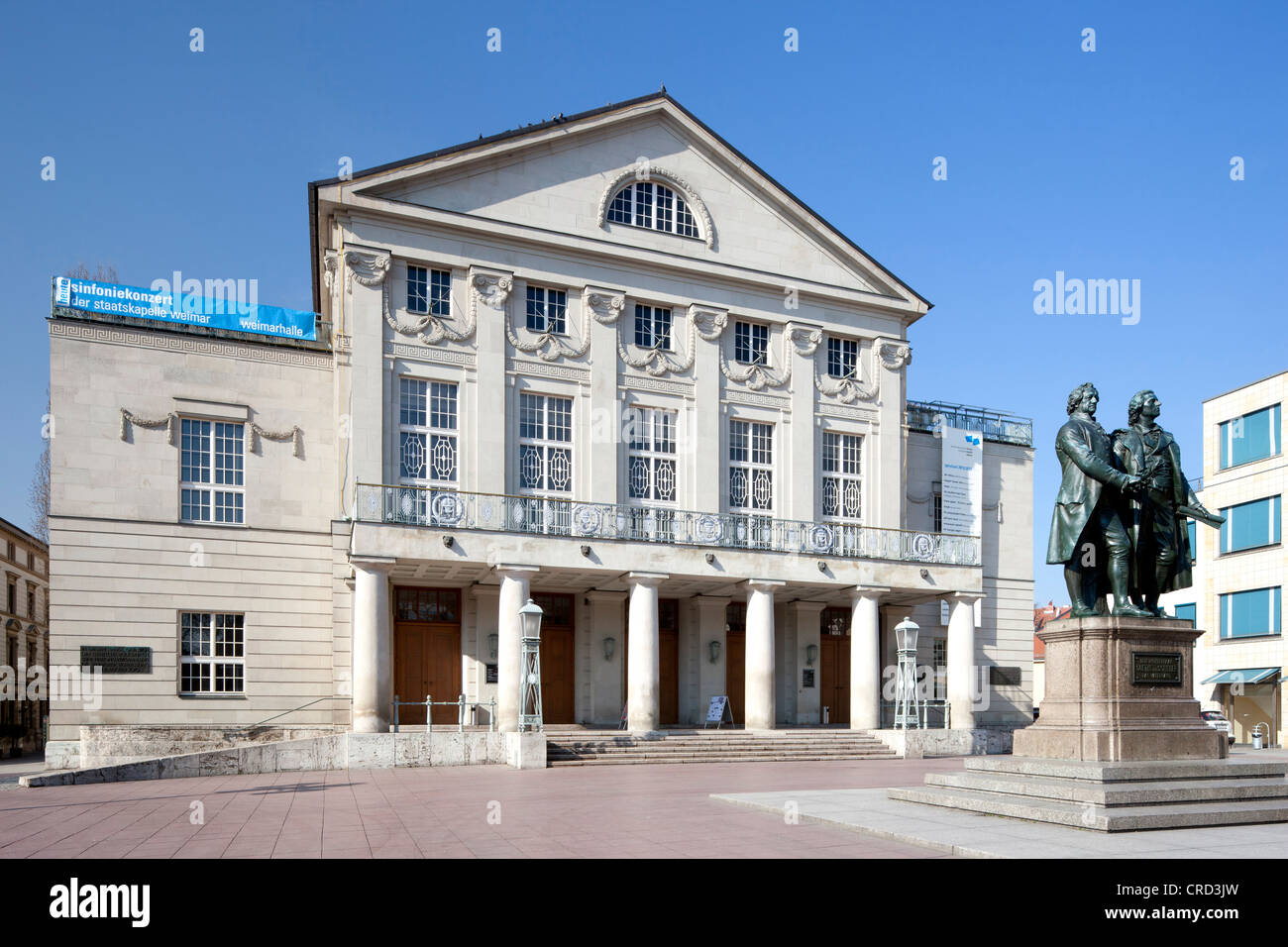 Deutsches Nationaltheater, German National Theatre con Goethe-Schiller monumento, Weimar, Turingia, PublicGround Foto Stock