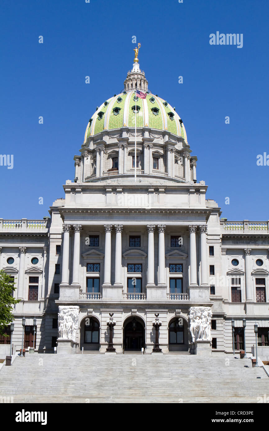 In Pennsylvania capitol dome di Harrisburg, Pennsylvania, Stati Uniti d'America contro un cielo blu. Foto Stock