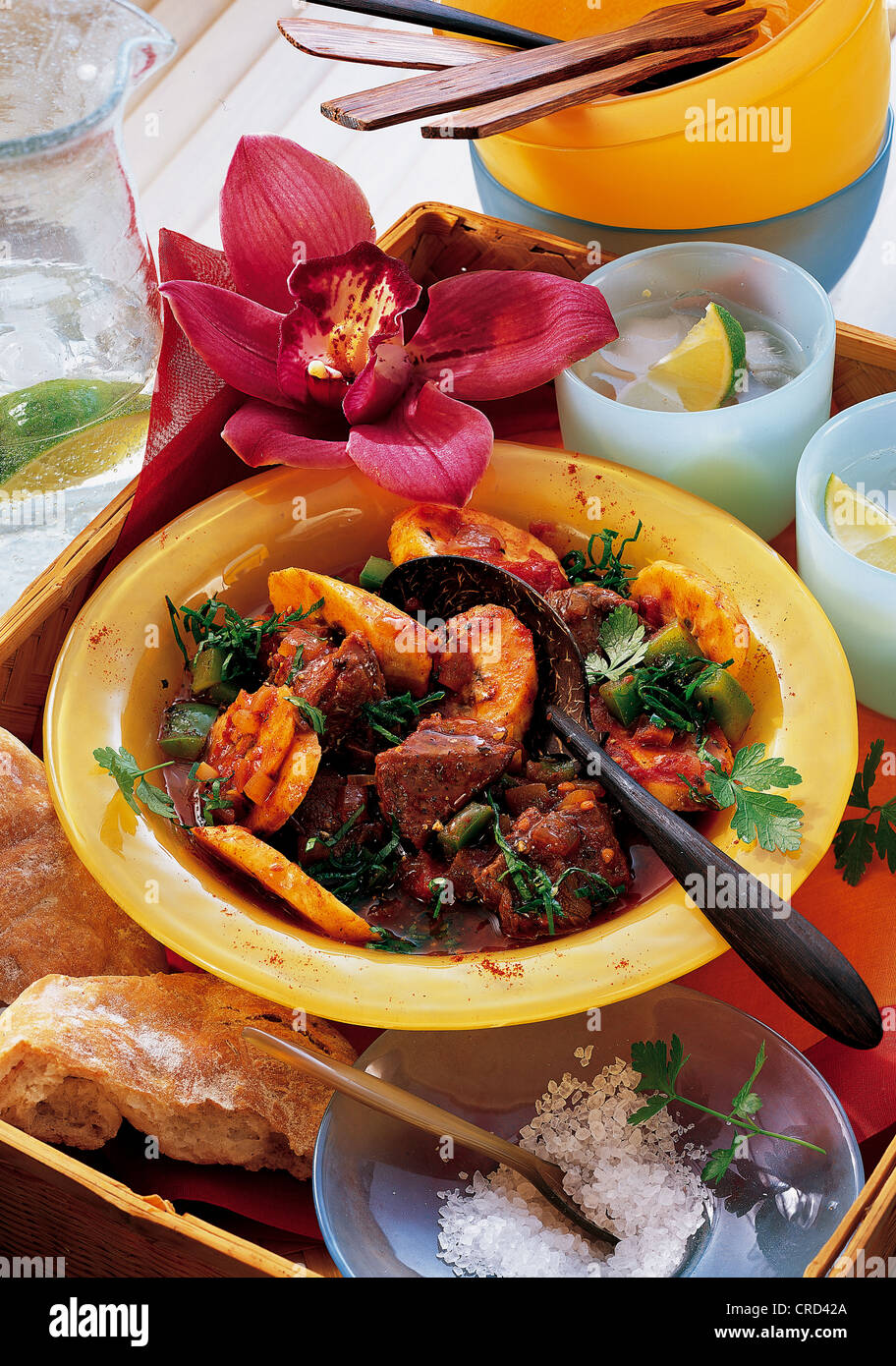 Stufato di manzo dell'India occidentale con verdure miste, platani e spezie, Caraibi. Foto Stock