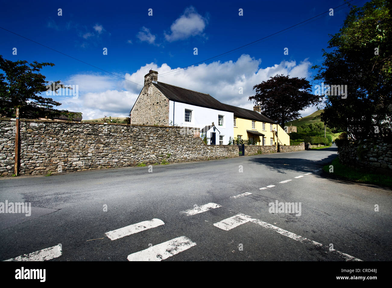 Villaggio in Cumbria Lake District con strade vuote cottages Foto Stock