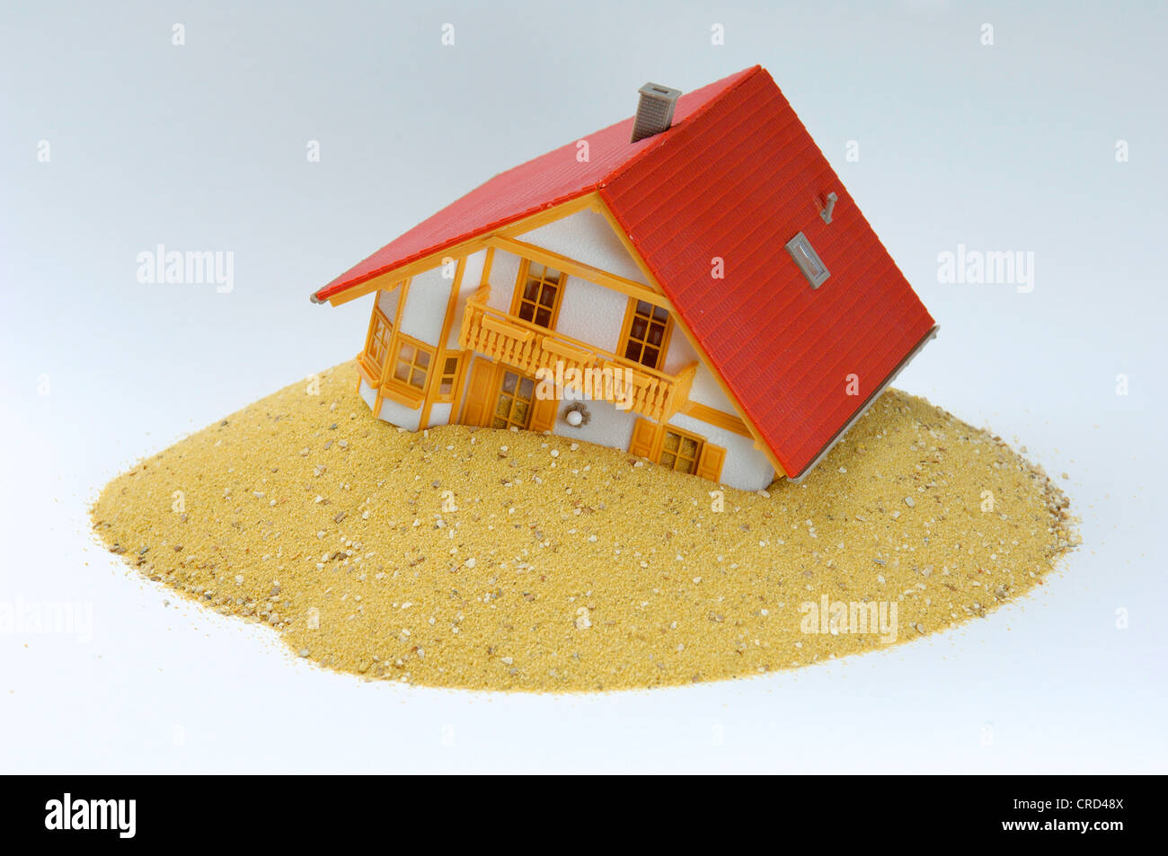 Modello di una casa costruito sulla sabbia Foto Stock