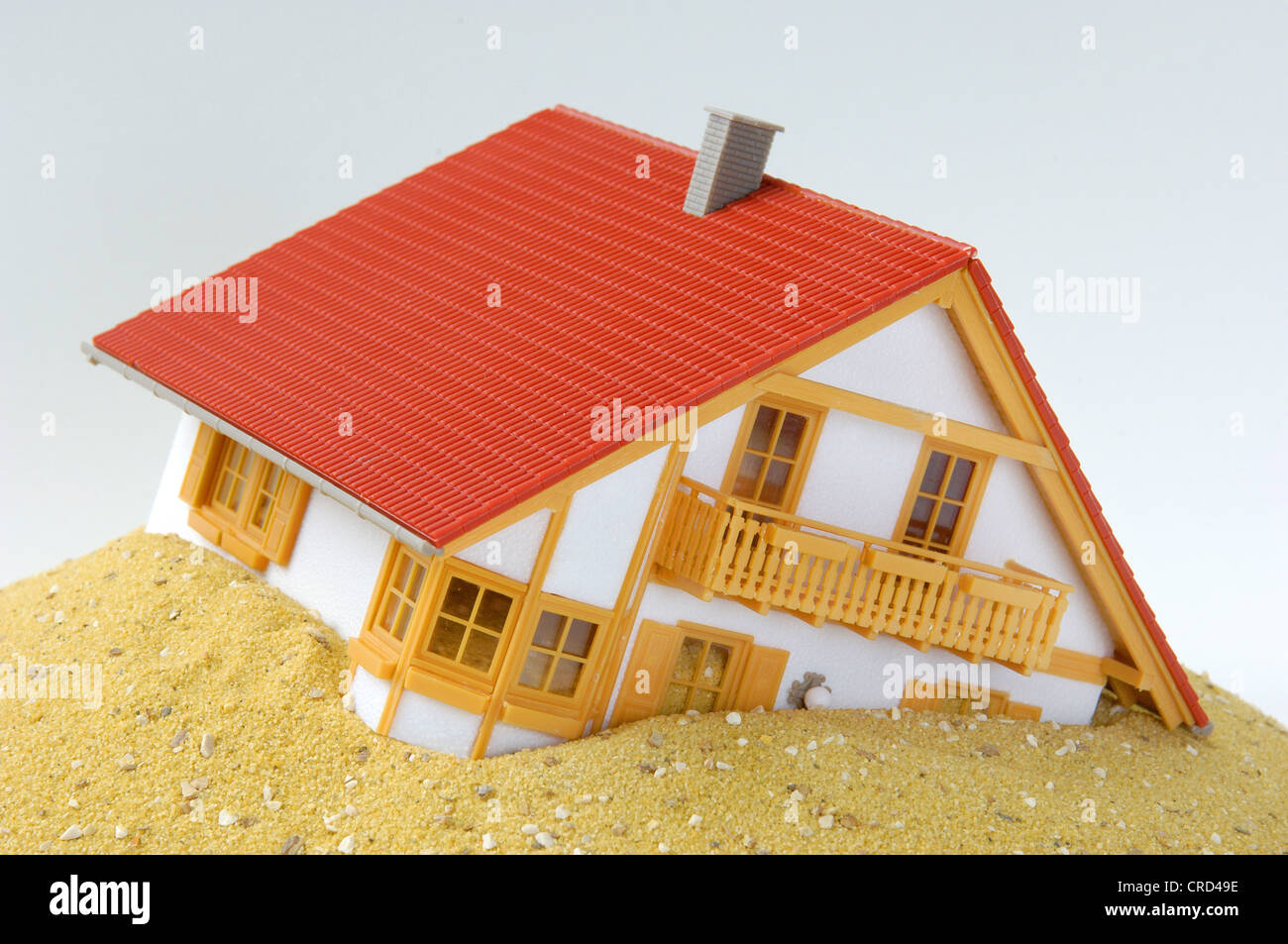Modello di una casa costruito sulla sabbia Foto Stock