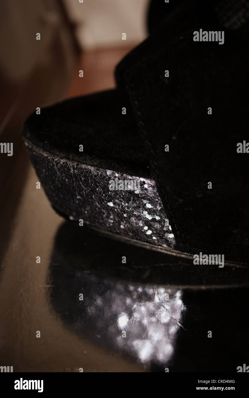 Black Velvet glittery donna alta scarpe con tacco su un sfondo lucido. Foto Stock