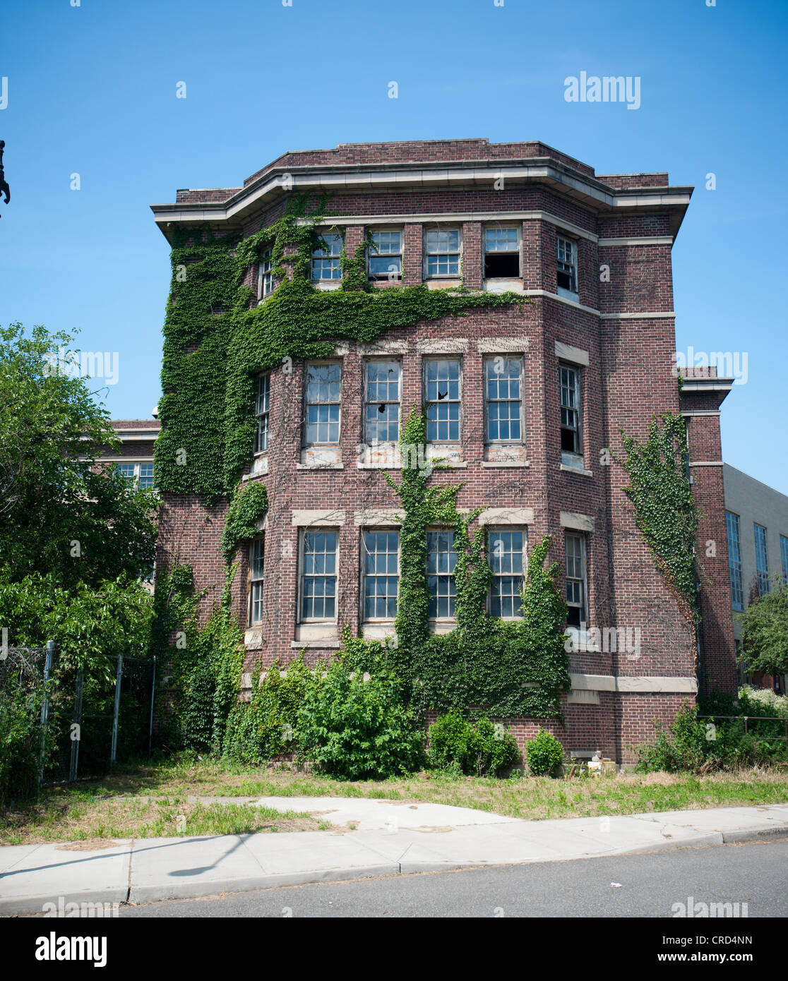 Ala inutilizzata di Manhattan centro psichiatrico in reparto la porzione ad isola di Randall Island Park Foto Stock