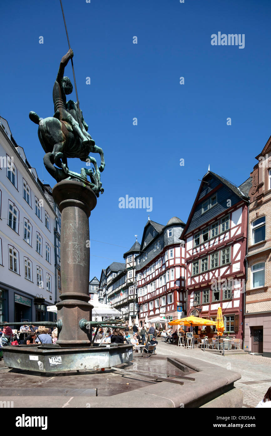 Bene il mercato e semi-case con travi di legno in centro storico, Marburg, Hesse, Germania, Europa PublicGround Foto Stock