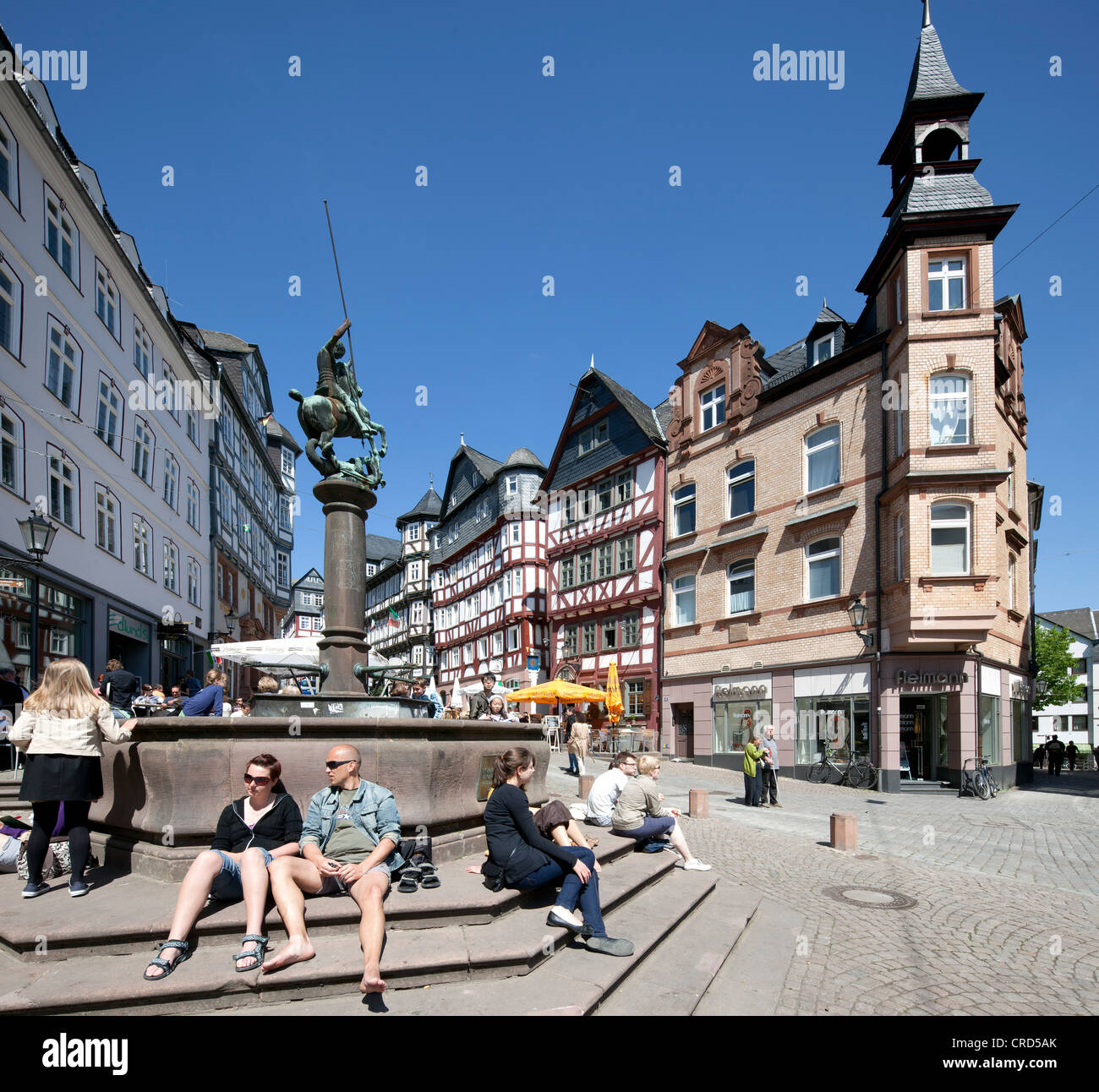 Bene il mercato e la costruzione di edifici commerciali sulla piazza del mercato, la Città Alta, Marburg, Hesse, Germania, Europa PublicGround Foto Stock