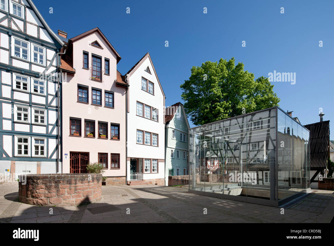 La vecchia sinagoga, un cubo di vetro con gli scavi archeologici, Città Alta, Marburg, Hesse, Germania, Europa PublicGround Foto Stock