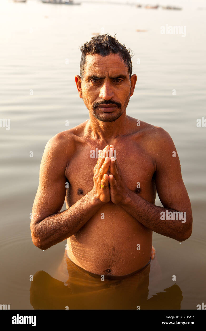 Saluto in fiume santo Ganga(Gange) di Varanasi, Uttar Pradesh, India Foto Stock