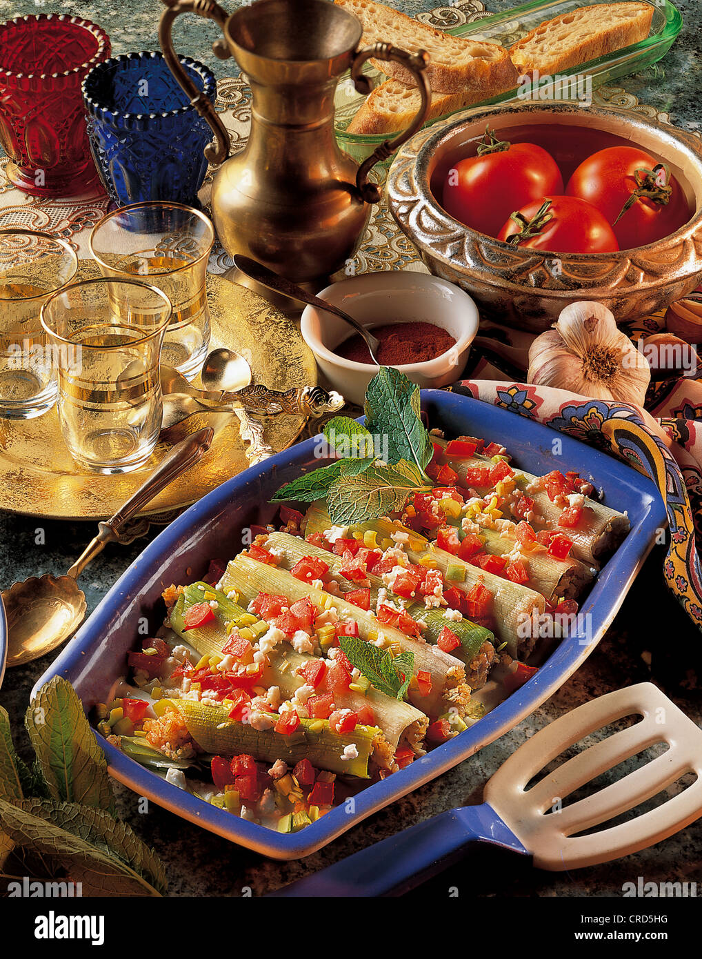 Involtini di porro ripieni di salsa di pomodoro, formaggio feta, bulgur, cucina alimentare intera, tacchino. Foto Stock