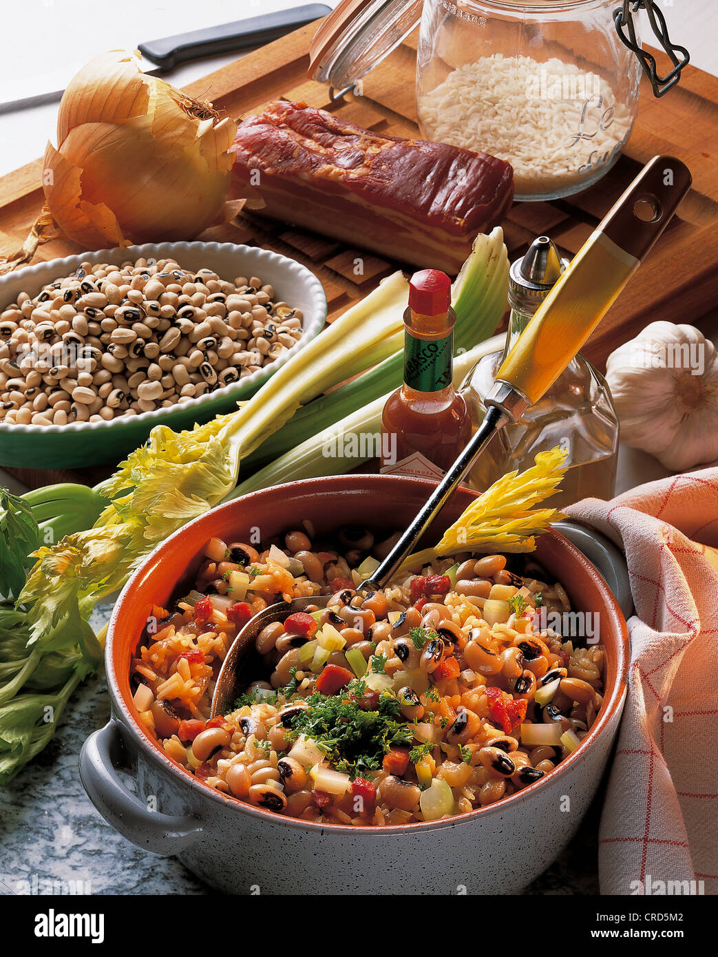 Hopping John, poco costoso specialità del sud degli Stati Uniti, con melanzane e pancetta cotte con cipolla Foto Stock