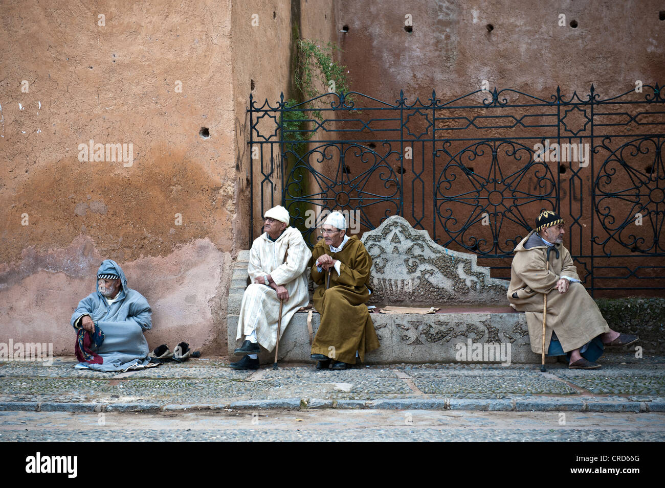 Senior musulmani uomini seduti su una panchina di strada Foto Stock