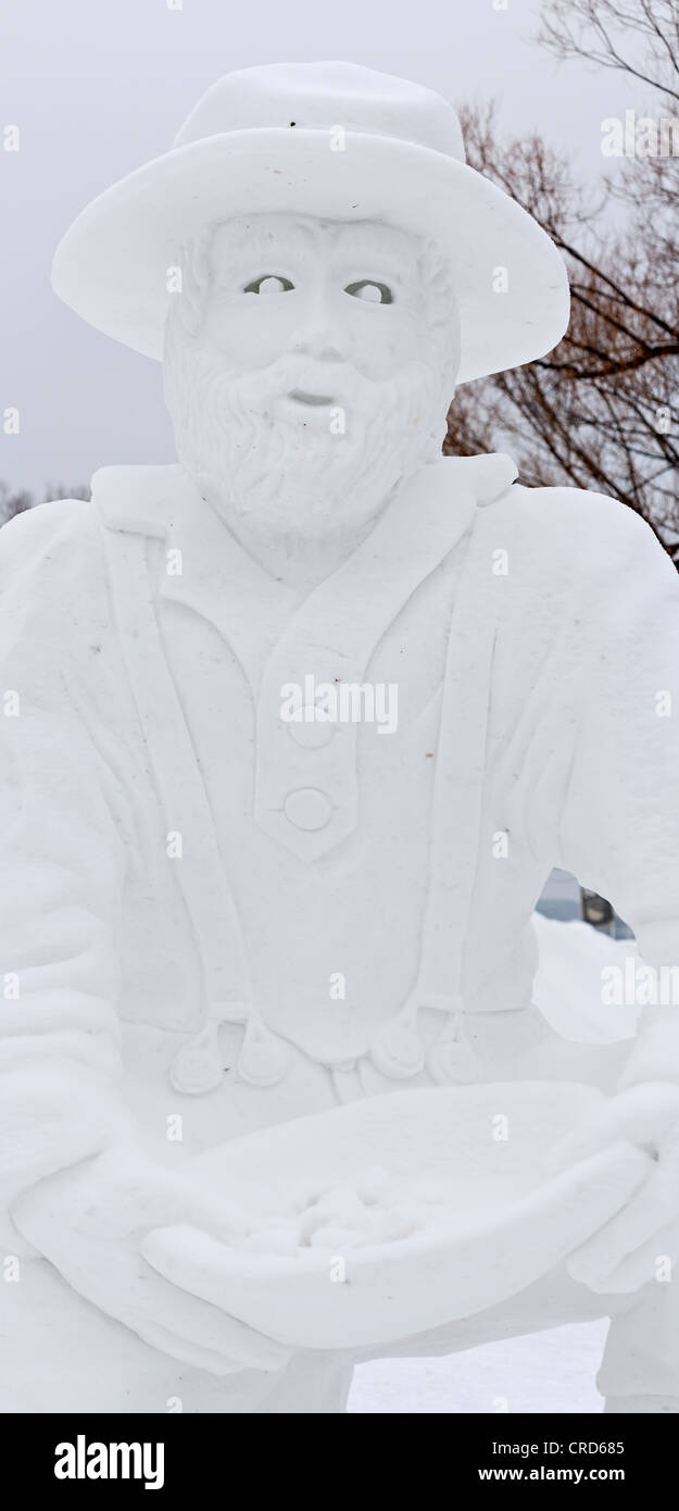 Scultura di neve di un Klondike gold Prospector. Una maggiore creazione di vita al regno del fiocco di neve a Winterlude Foto Stock