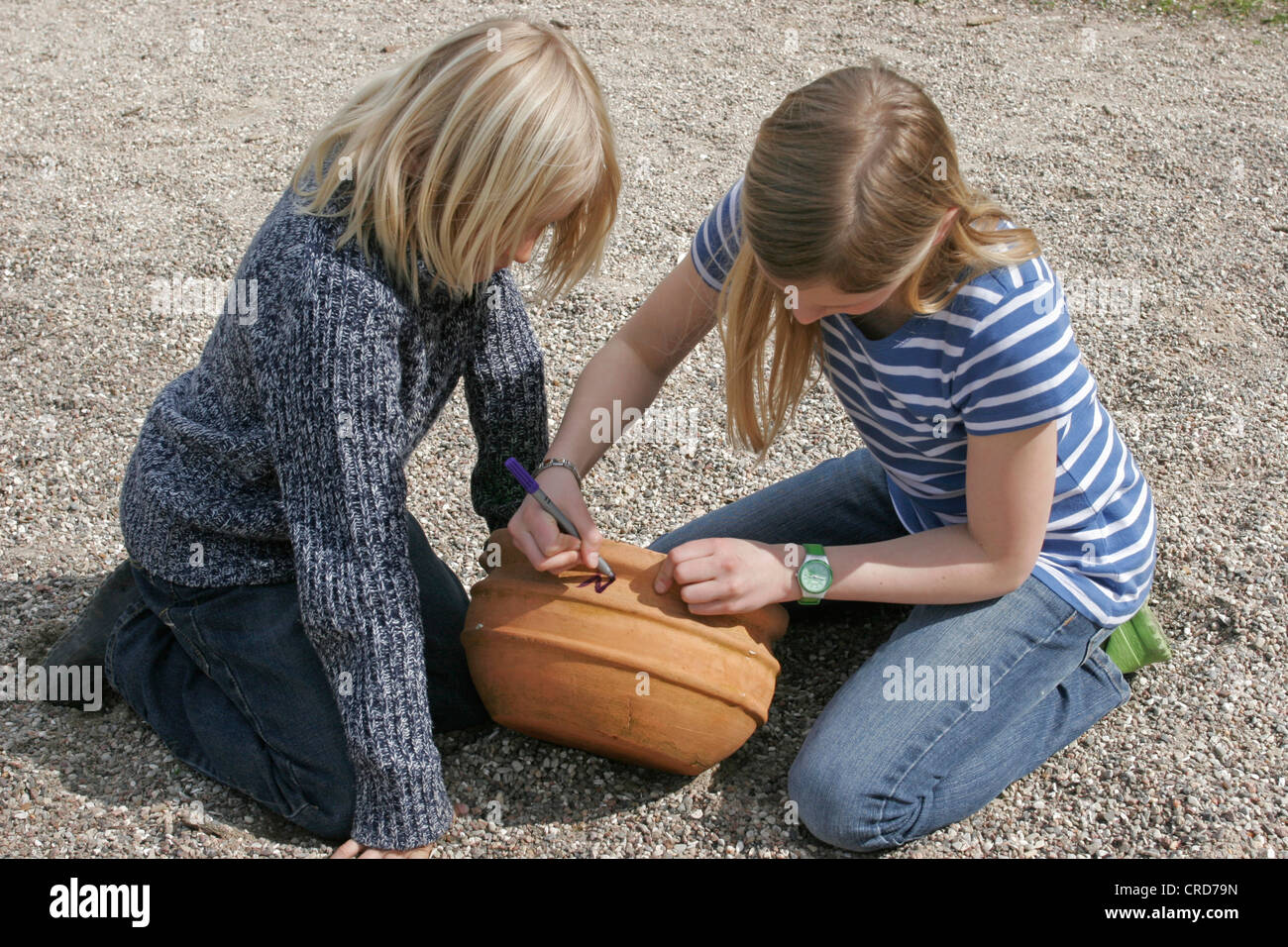 Bambini ritocchi un sun dial, segnando un N per il nord, serie immagine 1/7, 2 3 Foto Stock
