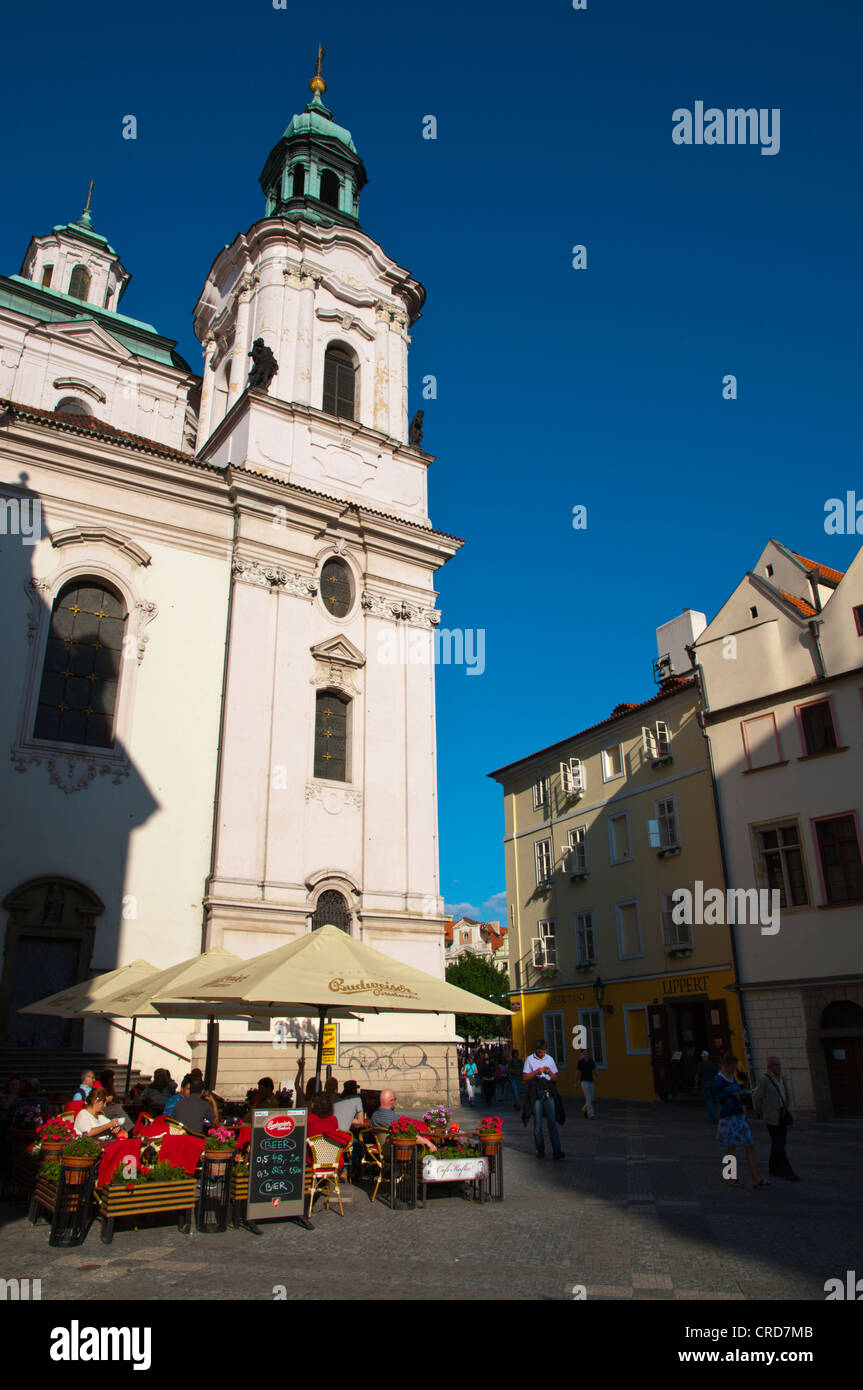 Ristorante terrazza fuori St Michael Church a Franz Kafka Piazza Città Vecchia Praga Repubblica Ceca Europa Foto Stock