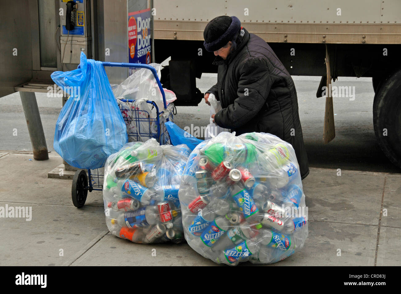 Povera donna la raccolta di bottiglie con deposito rimborsabile, USA, New York City, Manhattan Foto Stock