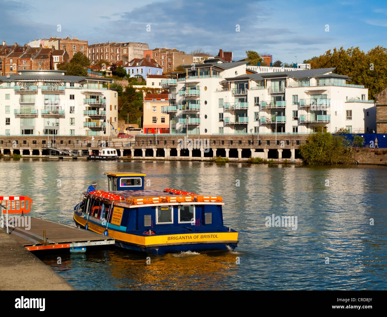 Acqua in traghetto il Bristol banchine e zona portuale nel centro città Inghilterra Regno Unito che è stato ampiamente ristrutturato Foto Stock