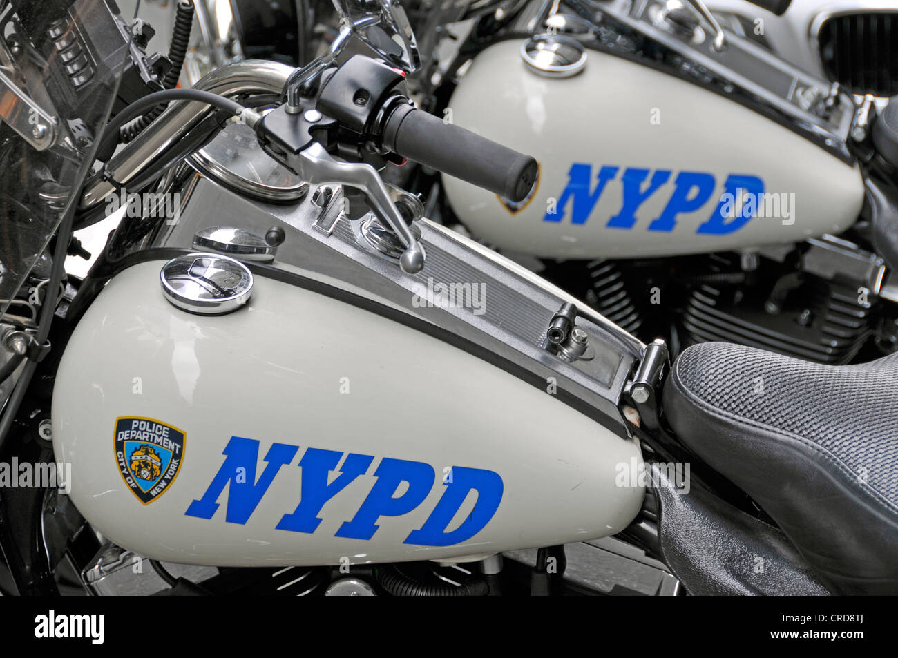 Due forze di polizia biciclette a motore del NYPD da Harley Davidson, USA, New York City, Manhattan Foto Stock