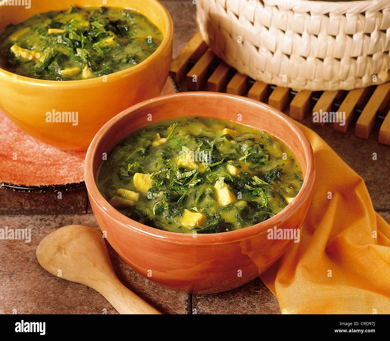 Zuppa di spinaci con tofu, stufato vegetariano, Indonesia. Foto Stock