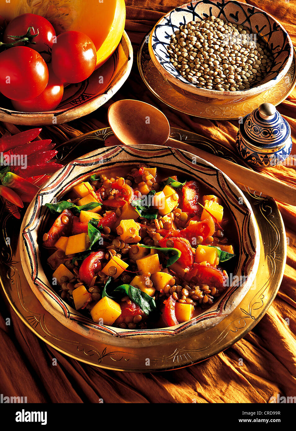 Zuppa araba di verdure con lenticchie, zucca, pomodori e bietole svizzere, piatto vegetariano, Marocco. Foto Stock